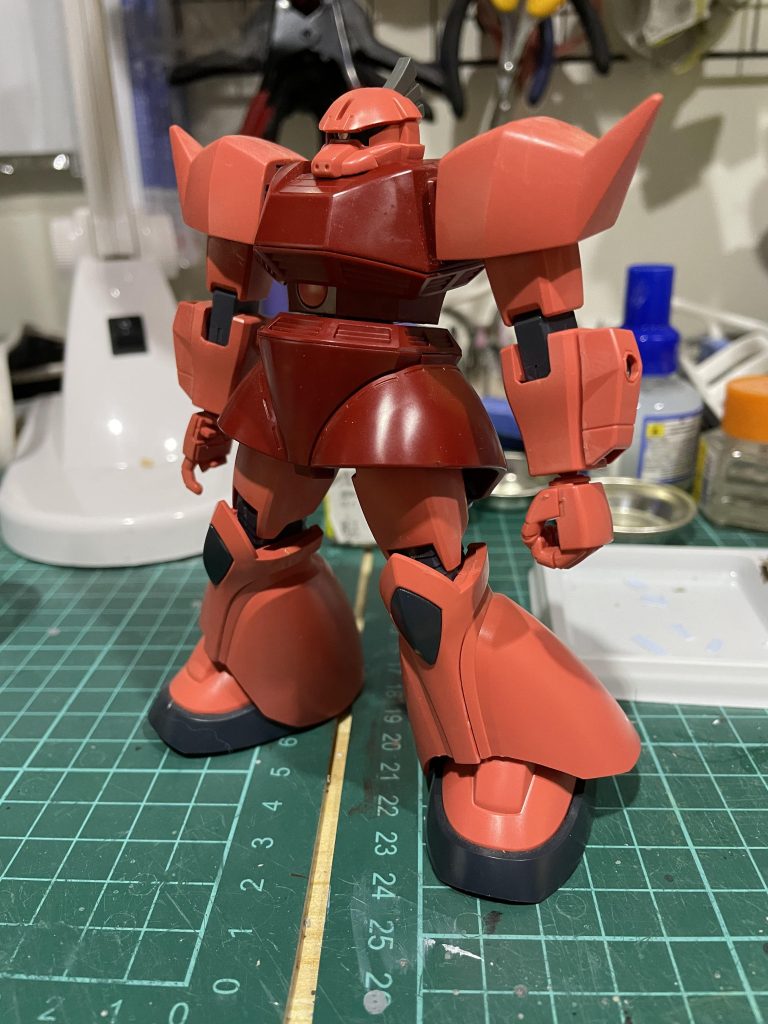 子供のときゲルググは大嫌いで一度も作ったことがありません。ブルマを履いたような腰まわりと豚っ鼻が嫌いでした。自分好みに色々とやってみました。