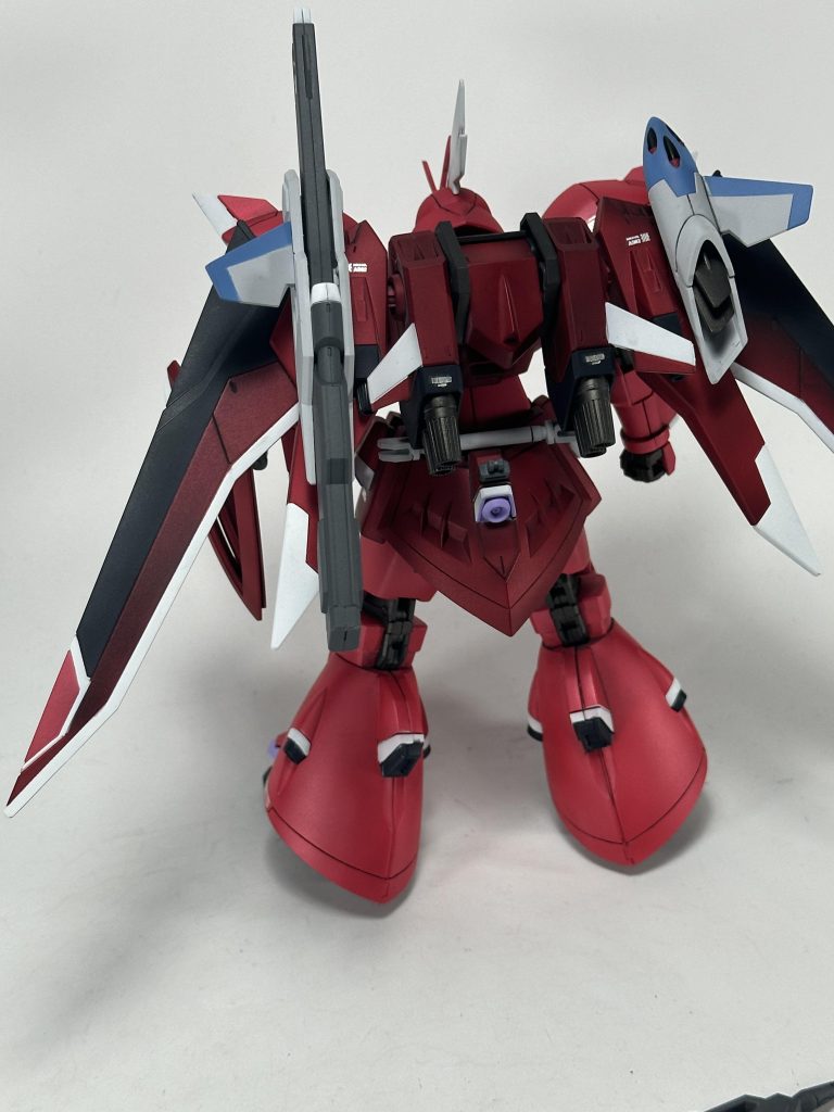 翼の部分は黒成形色の1パーツ、マスキングテープで塗り分けてます。