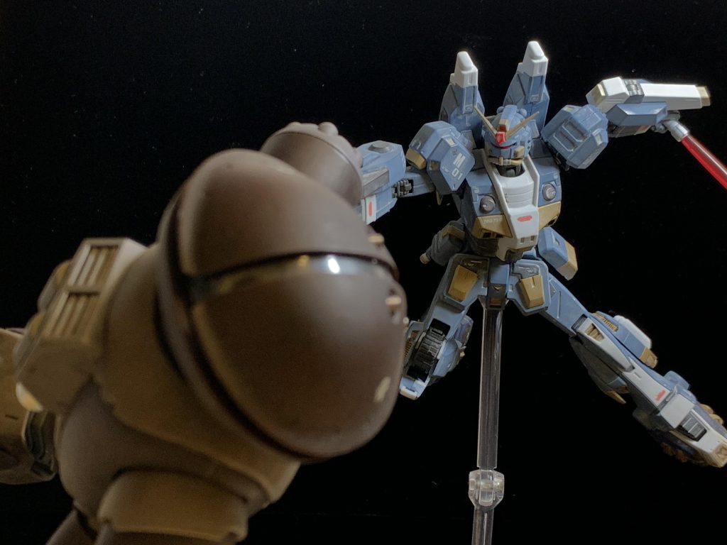 以前製作したアッガイと。