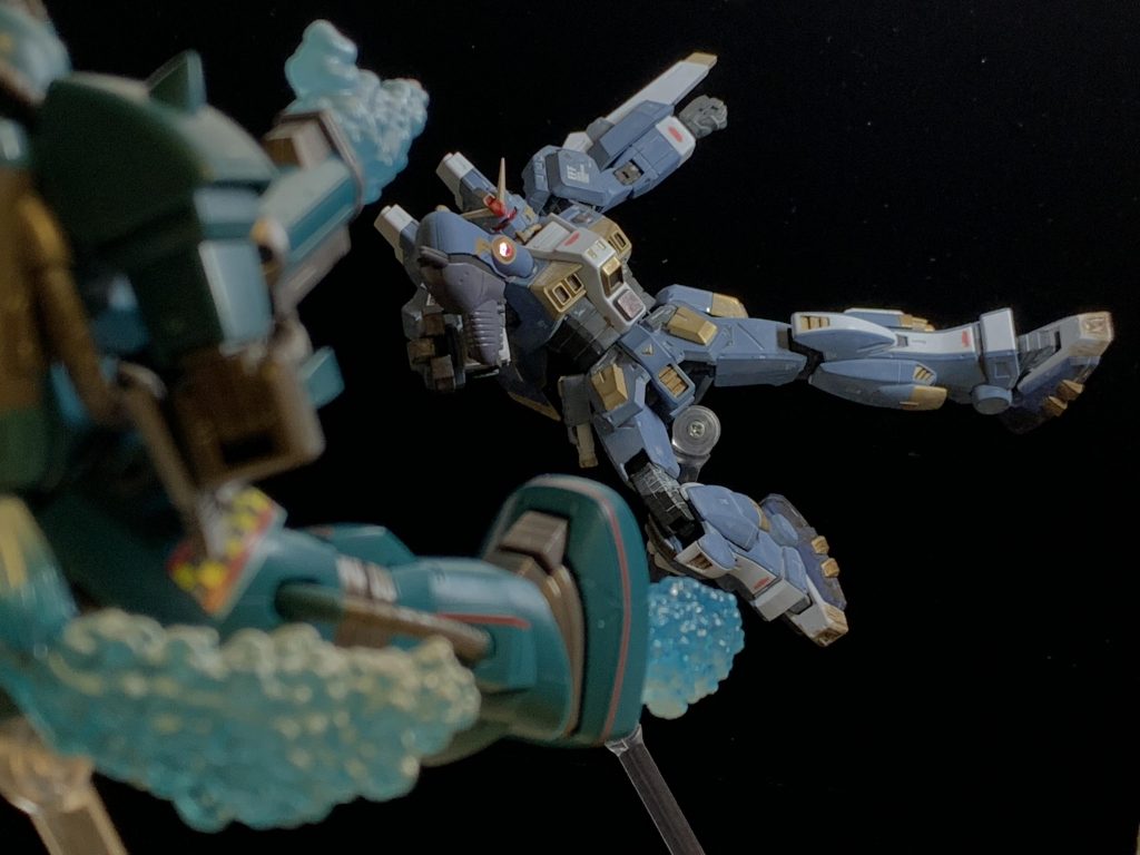 ROBOT魂のザクマリンタイプとの写真で〆。ご覧いただきありがとうございました。カラーレシピ：頭部赤：アトムハウスペイント　赤ゴールド：ガンダムマーカー　ゴールド間接色：ファレホサーフェスプライマー　ジャーマンパンツァーグレーその他グレー：タミヤエナメル　ジャーマングレー本体色：ファレホモデルカラー　グレーブルーネイビー：ファレホメカカラー　ティターンダークブルー黒：タミヤエナメル　フラットブラック胴体一部：ガンダムマーカーへビーガンメタリック