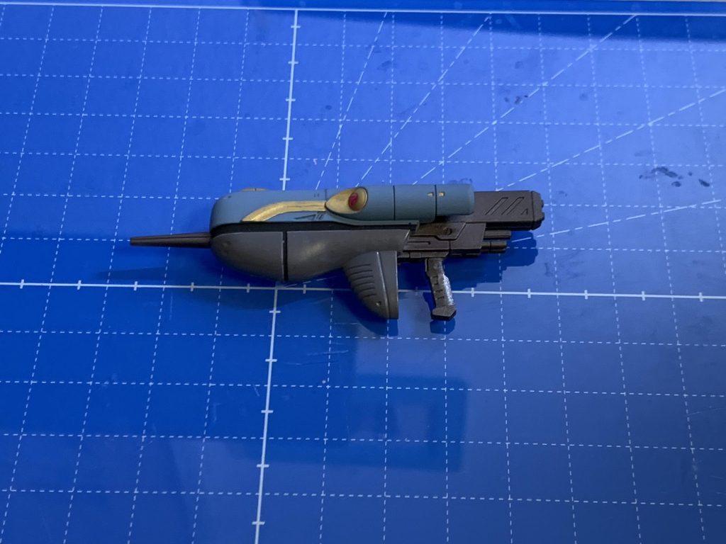 水中偏向用ビームライフルです。カードビルダーのカードを参考に塗り分けました。レンズ部はハイキューパーツの円形メタリックシールです。