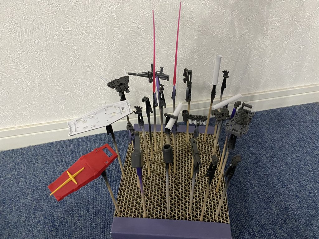 武器とバックパックは軽く組み立ててから洗いました。フレームを形作るパーツはランナーごと洗浄→ランナー塗装で時短。手首とか、最終的に外から見えるものは、最初にパーツカットして洗浄しておきます。