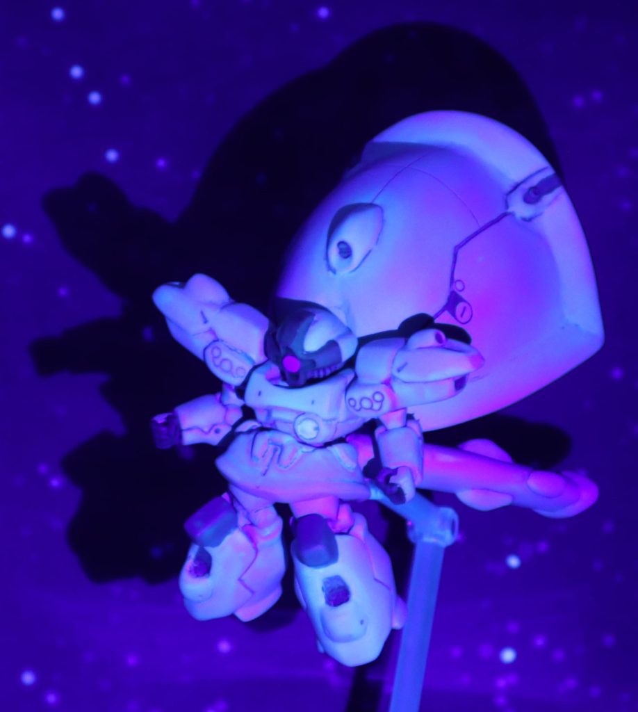 艶消しクリヤーにブルーの蓄光の粉を混ぜて最終塗装をしました。ブラックライトで照らして撮影した結果がこちらです。