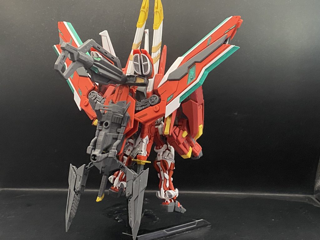 全身を前後から巨大な腕部とタクティカルアームズⅡLがかなり目を惹きます。巨大なガーベラストレートとタイガーピアスも目を惹きますね。