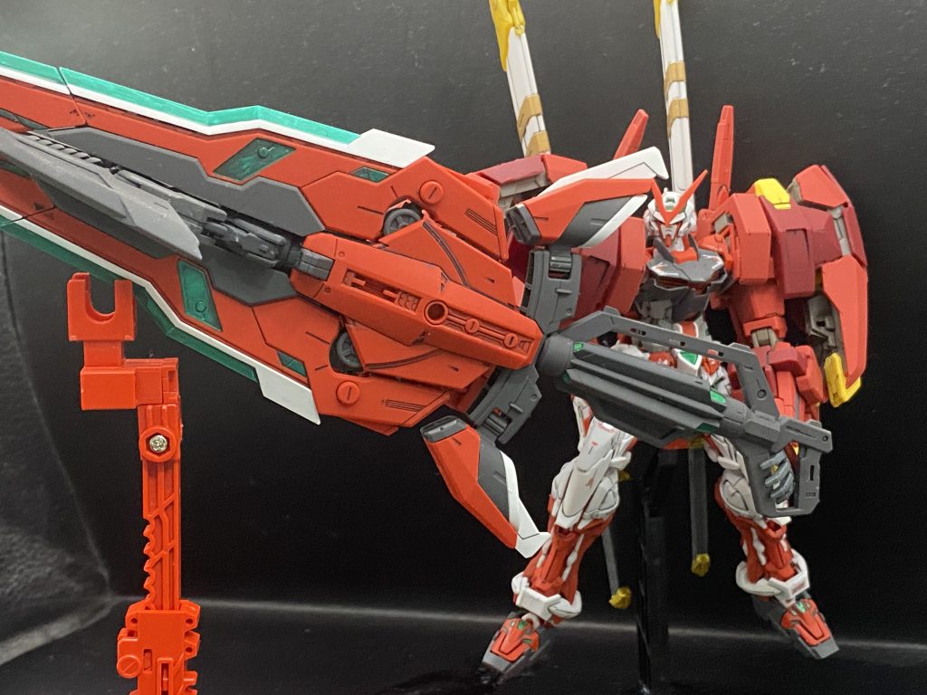 ソードフォームで構えてポーズ。さすがに台座がないと持たせられませんが、ただでさえ大型の剣がさらに大きくなって迫力が凄いことに！