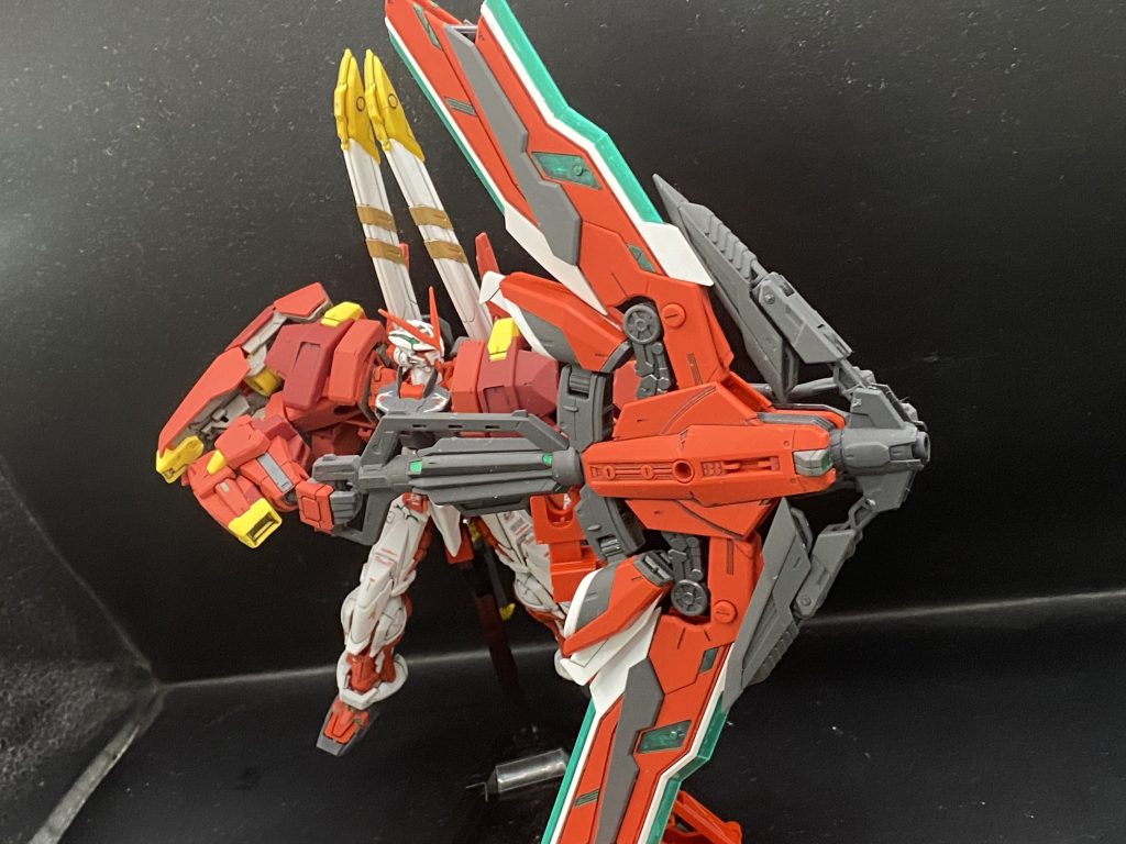 アローフォームで構えてポーズ。出力向上でローエングリン砲並の威力になっている上に曲射機能も生きているトンデモ兵器です。