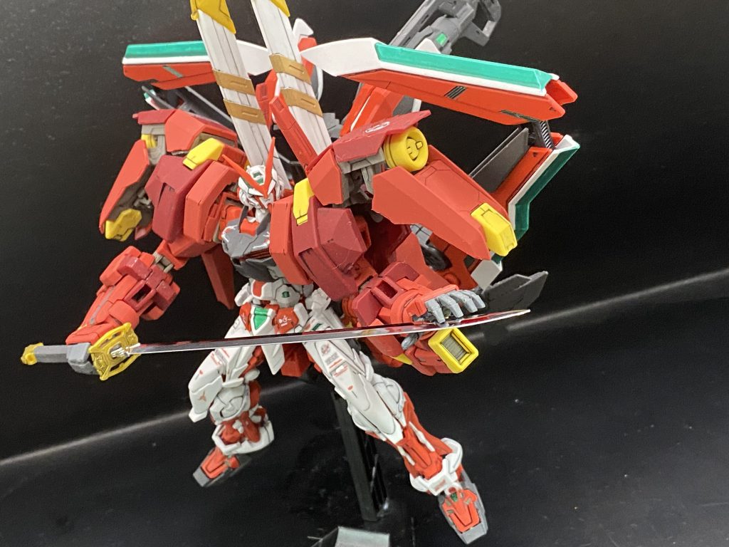 そして出力を全開にした解放モードとデルタフォームを併用して超高速で機動する全壊フォーム。これで100(ワンハンドレッド)ガーベラストレートを振り回して相手を粉砕します。