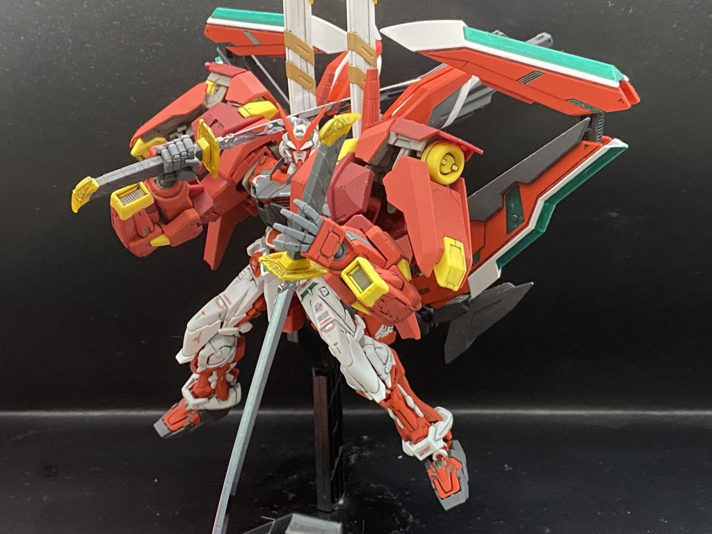 そして100ガーベラストレートと100タイガーピアスを構えてポーズ。やはり二刀流をしてこそのレッドフレーム改ですね。