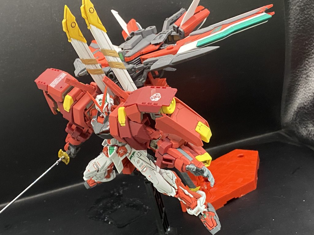 最後にフライトフォームでパシャリ。改造としては両肩をアヴァランチアストレアを装備できるように接続部を移植したりタクティカルアームズを背負えるように接続部を削ったり、刀を２本とも接続できるようにMGの接続部をRG本体のバックパックに接続できるようにしたりなどの加工でした。改造としては小規模ですが想像通りの物ができました。ガンブレ4に感謝ですね(先にガンブレ4で組んでみてサイズ感を確認してました。)やりたいことを全部盛り込めた機体です。