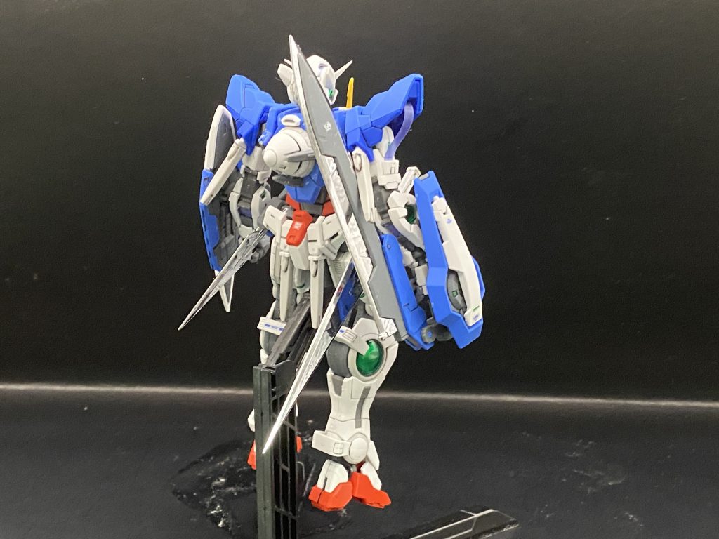 全身を前後からブレイドとソードの刃先がシルバーメッキ担っててかなり高級感がありダブルオーより高級感出てますね。にしてもエクシアはスマートさがありながら武器が大型なので無骨なマッシブさもある素敵な機体です。