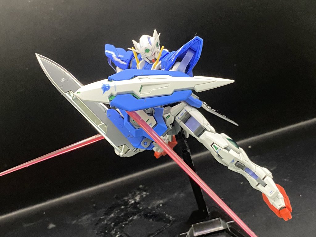 最後はビームサーベル二刀流でポーズ想像以上に良キットだったのでこのままにしてなんとかも一個確保できたら改造したいなぁって思うくらいに良いキットでした。簡単に部分塗装と付属デカール、墨入れにつや消しでフィニッシュ。メッキパーツやクリアパーツは濁るのでつや消し後に装着しました。 