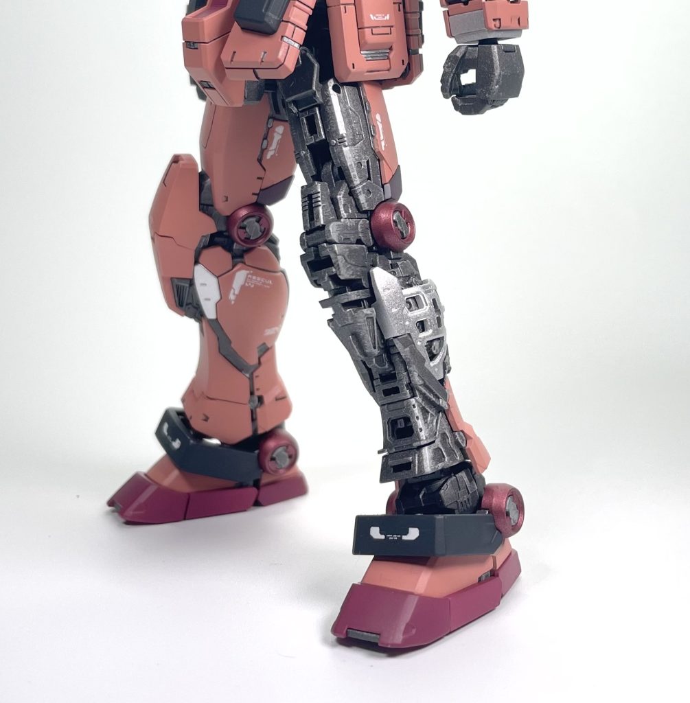 内部フレームはエナメルシルバーでウェザリングすることによって金属感が増したように思います