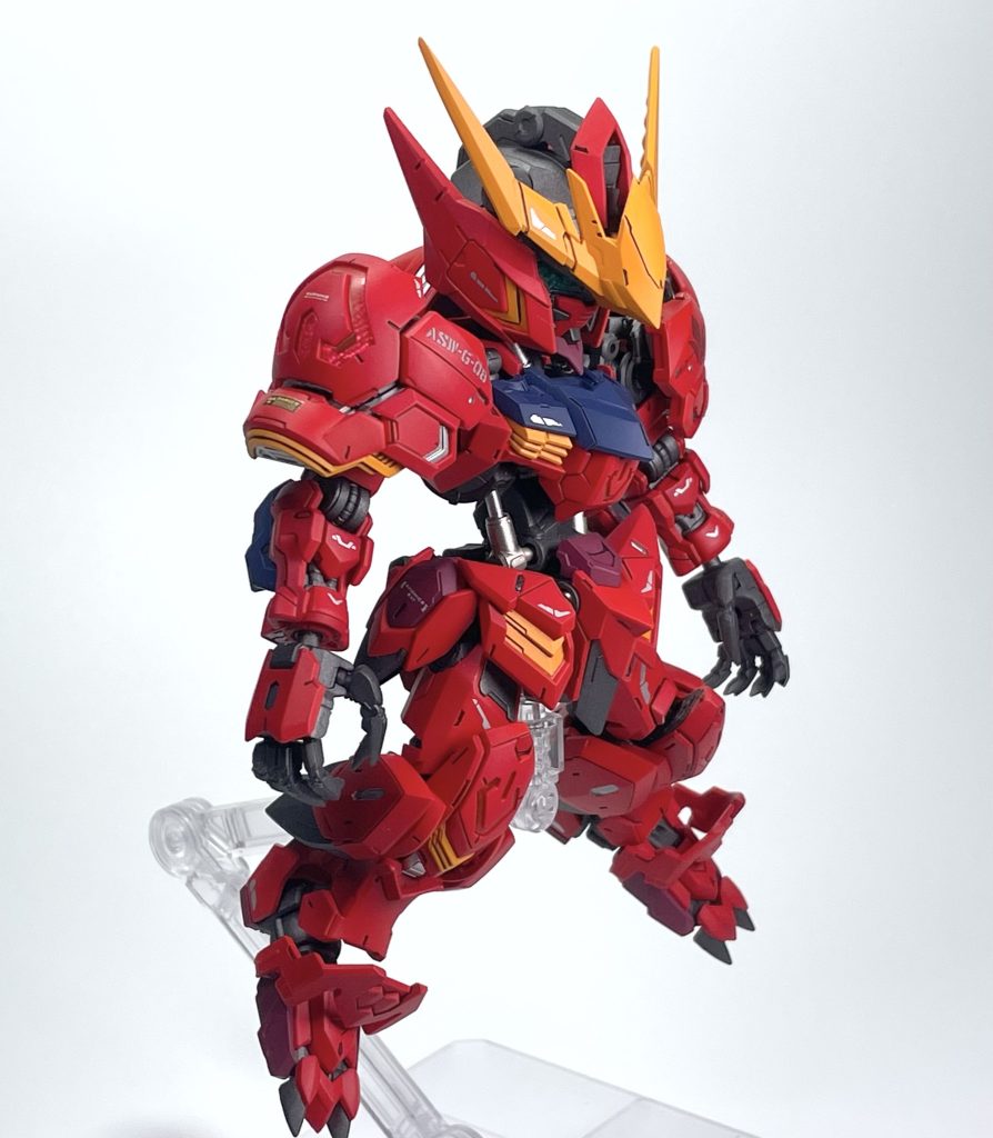 赤はガイアカラーのプレミアムレッドを使用。間接はメタリック系で塗装し、刀とメイスはGXメタルブラッディレッドを使用しています。トップコートはMr.カラーなめらかスムース+ガイア フラットクリアーつや消しを使用。