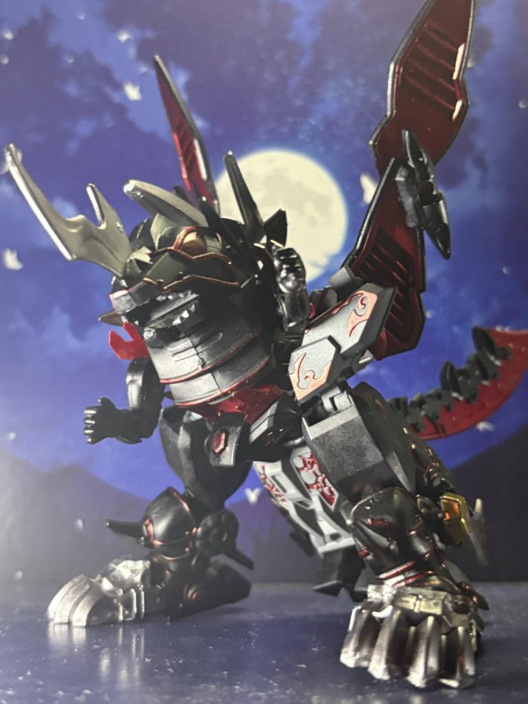 エクスヴァルキランダーのパーツを使い、よりしっかりとした怪獣姿に爪先は切り飛ばし、真駆参大将軍のパーツをジョイントを介して付け、可動するようにしたため、より踏ん張りが効くようになっています