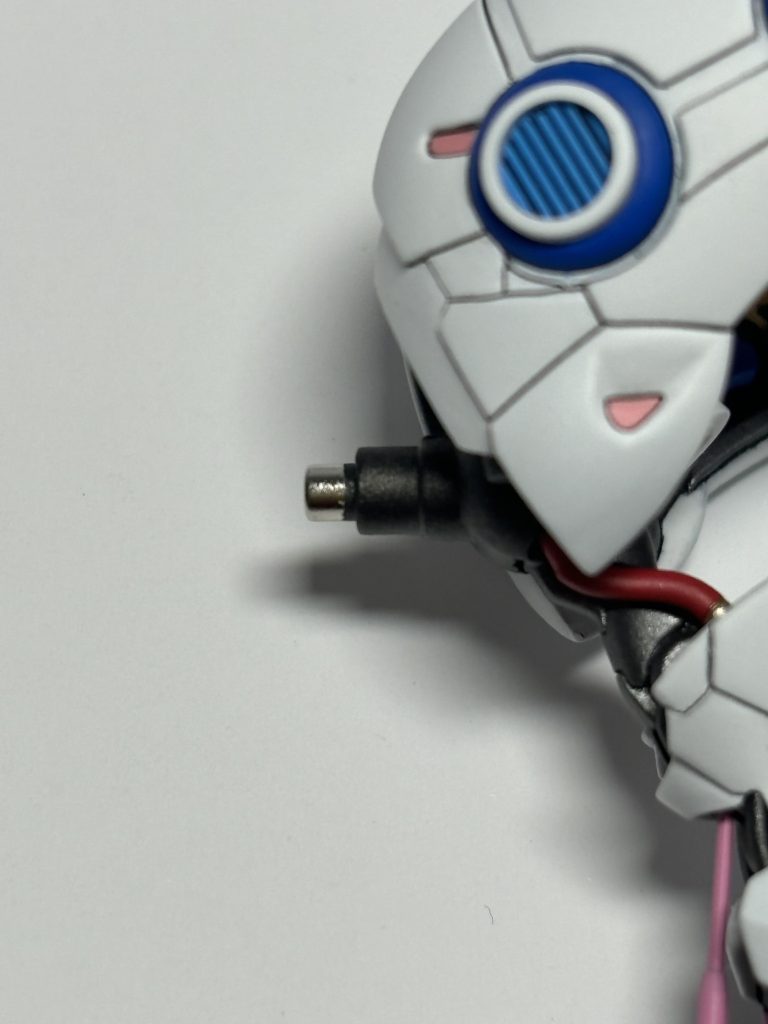 手足に埋め込んだネオジムのお陰で、可動はスムーズで、しっかりとポーズも固定されます。