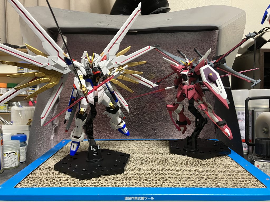 公式から出てる画像と同じ様なポーズを取らせてみました。これで飾ろかなと