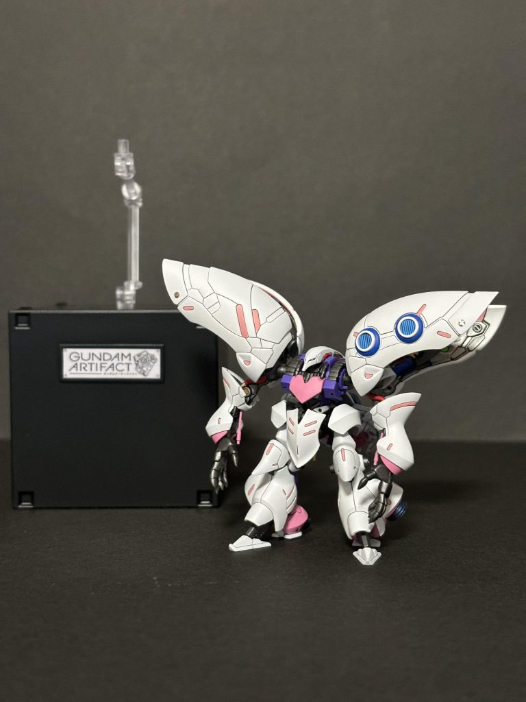 なんと、台座から外して自立します。そう、実は変形モデルなんです！