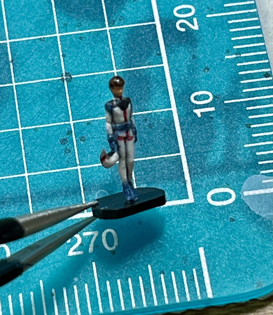 確かに小さいんですけど、それだけに端折れる部分もあるので、思ったより塗りやすかったです。塗るというより、色を置いていく感じでした。赤いラインはリアルタッチレッド1の細いほうのペン先で書きました。ほかにもRG付属のフィギュアが数体あるので、またチャレンジしたいですね。