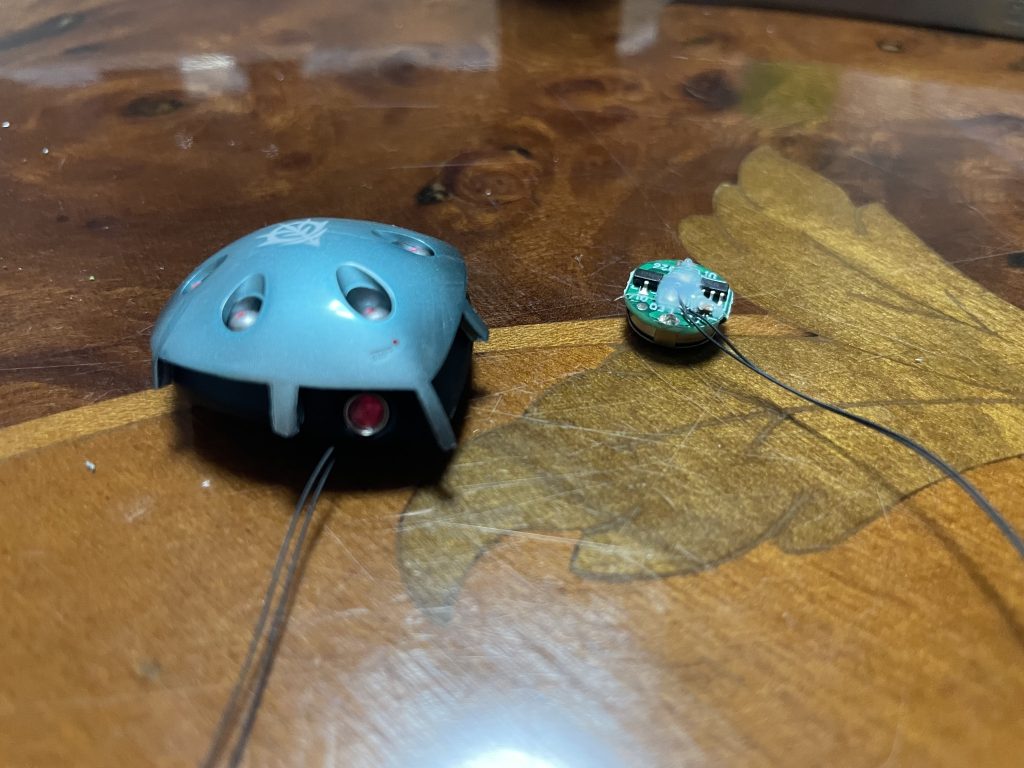 モノアイはHアイズを埋め込み、裏からマグネットスイッチ式のLEDを100均レジンで貼り付け