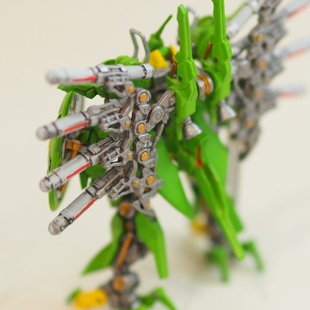 黄緑や黄色を発色させるために下地から塗り直したせいで見た目以上に塗装の手間が掛かりました。またパーツ分割が意外に多いことも要因でした。ナイチンゲールとか一部作ってみたいジオン系のキットはあるので運良く手に入れたら作りたい思います。
