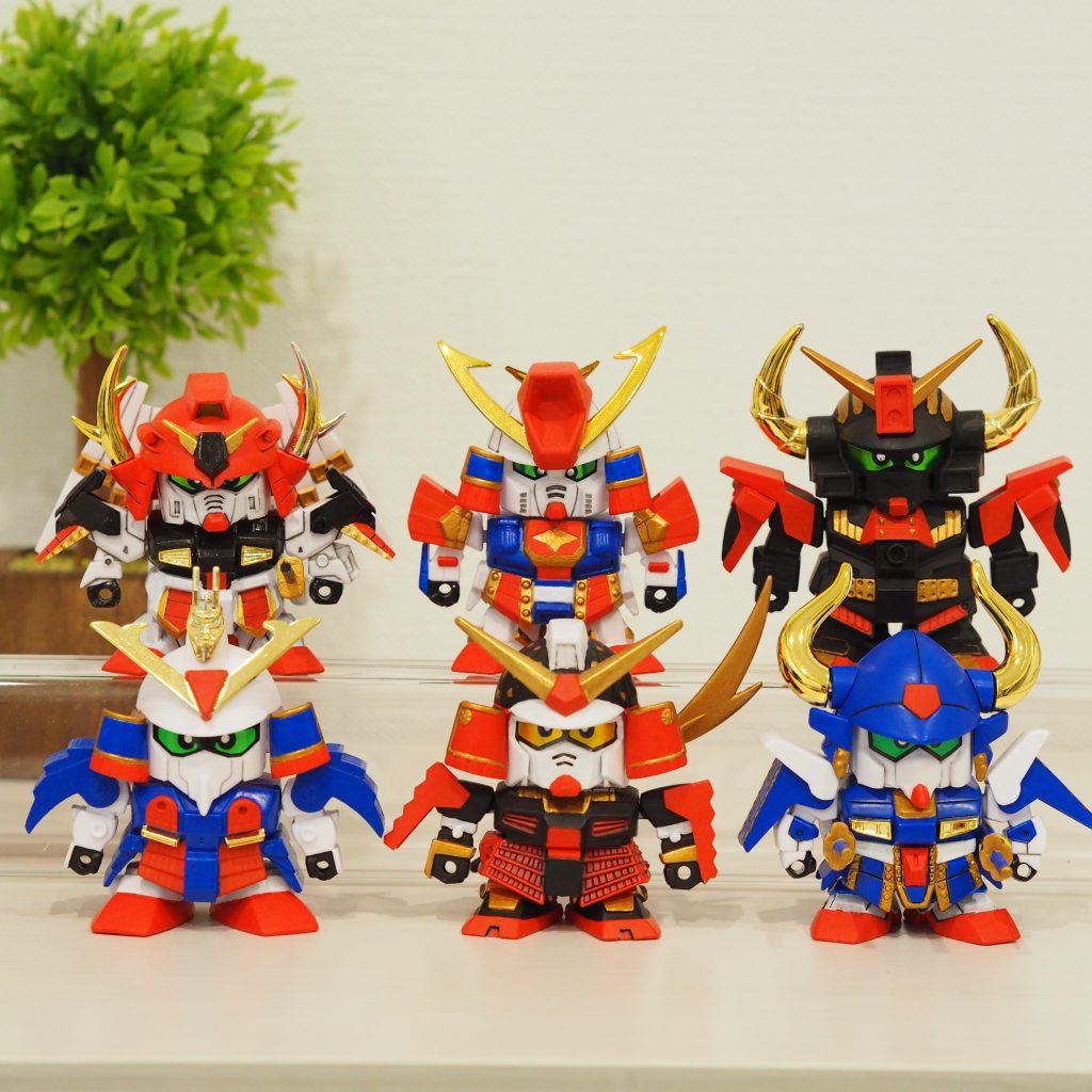 確か小学生の時買った際には風林火山編でそのセットで旧式の鎧も入っていた記憶です。その時はもっぱら元祖SD派で素組みのBB戦士の色再現性の無さにちょっとガッカリした気持ちを覚えています。ですが、今回数十年ぶりに作成し塗装したことで、そのデザイン完成度の高さに驚きました。パーツの合いやエッジのだるさなど悪い所はたくさんありますが、少し手を掛けてやると見違える出来になります。ガンプラは本当に面白いですね。実はオプションの馬や鳥、戦車？のパーツは未塗装なので個別のキットのレビューはそれが終わってからやりたいと思います。本当にシンプルなランナー構成の割にオプションも多く遊びがいのあるキットだと思いました。