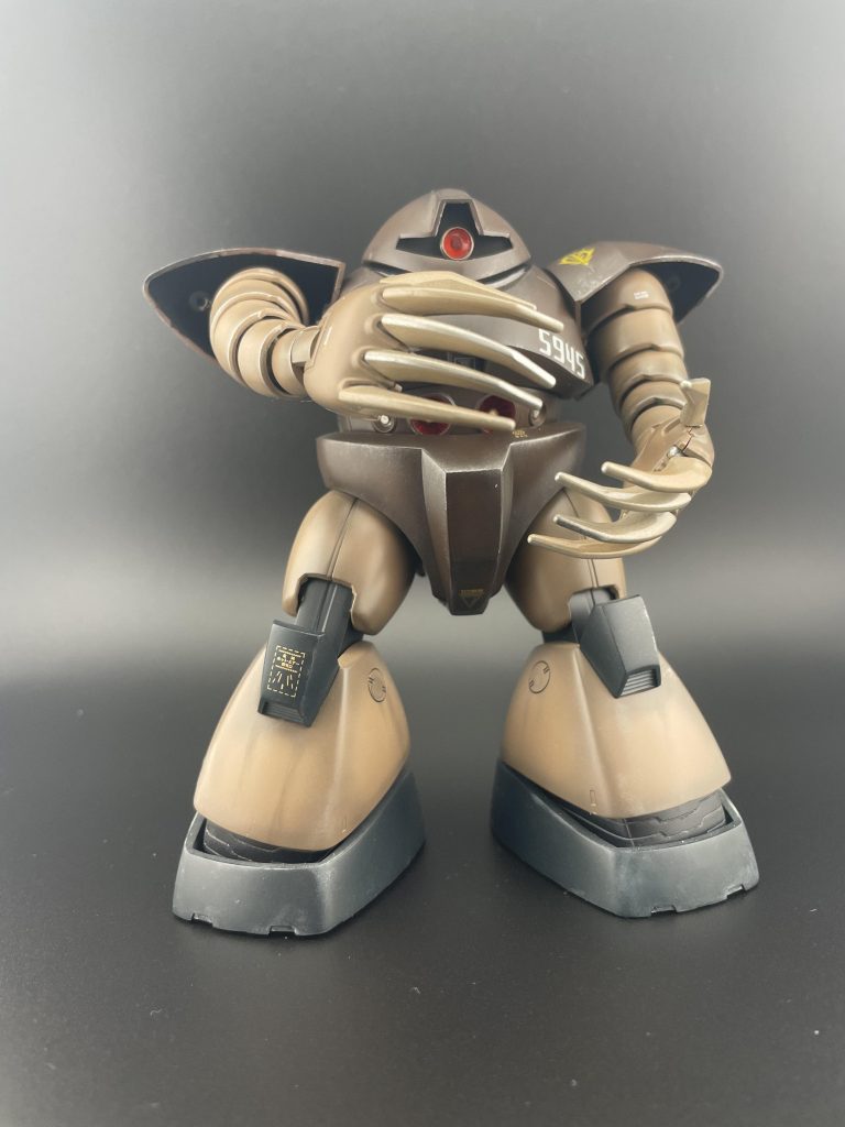 我が家にガンダムハンマーはありませんでしたので、イメージだけでも…よく見たら、膝のデカールが日本語表記。知らなかった。