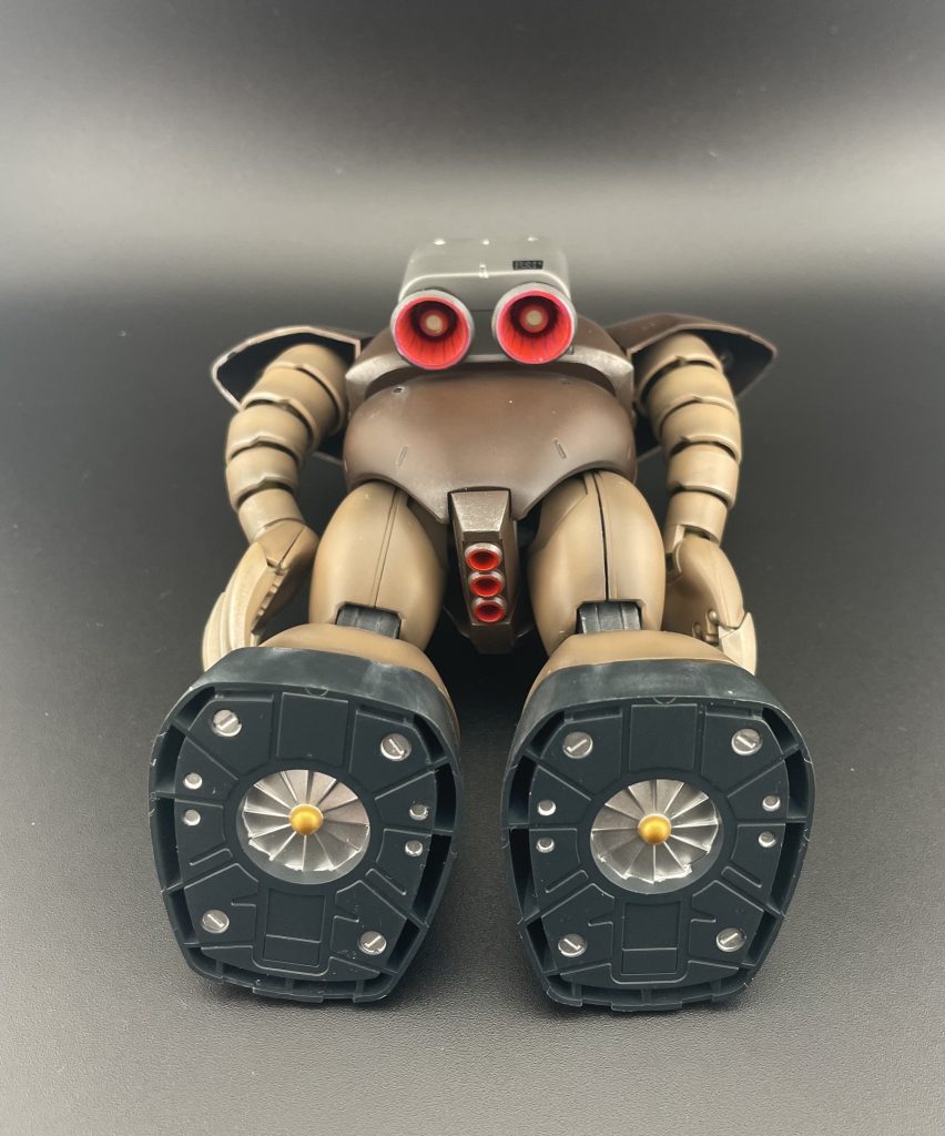 足裏の中抜きの穴埋め未実施 次に作る時にはチャンと埋めようと思います筆塗りしたスクリューのシルバーがハミ出てますね 肉眼で見えないものはどうしようも無いのでキッパリと諦めています