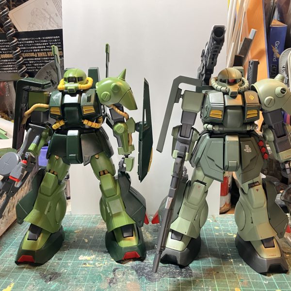 MG アイザック製作1日目以前作ったハイザックキャノンをベースに現地改修されたアイザックを作っていこうと思いますアイザックにするには右肩も同じ肩アーマーを装着しなければならないのとバックパックも改造してしまったから、合間に作ったハイザックから拝借していきます╰(*´︶`*)╯♡アイザックの頭部を見比べたら形が全然違うから、いきなりフルスクラッチになるかと思いました頭部半分使えるかと思ったのに💦💦実際、頭部が使えるか試してみてからダメならフルスクラッチしますあとは各センサーを出せば良いだけだから、頭部が出来れば、こっちのもんです^ - ^マゼラ・アタックの締め切りが無くなったから、いつも通り牛歩で進めていきます♪（2枚目）