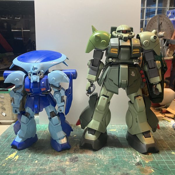 MG アイザック製作1日目以前作ったハイザックキャノンをベースに現地改修されたアイザックを作っていこうと思いますアイザックにするには右肩も同じ肩アーマーを装着しなければならないのとバックパックも改造してしまったから、合間に作ったハイザックから拝借していきます╰(*´︶`*)╯♡アイザックの頭部を見比べたら形が全然違うから、いきなりフルスクラッチになるかと思いました頭部半分使えるかと思ったのに💦💦実際、頭部が使えるか試してみてからダメならフルスクラッチしますあとは各センサーを出せば良いだけだから、頭部が出来れば、こっちのもんです^ - ^マゼラ・アタックの締め切りが無くなったから、いつも通り牛歩で進めていきます♪（1枚目）