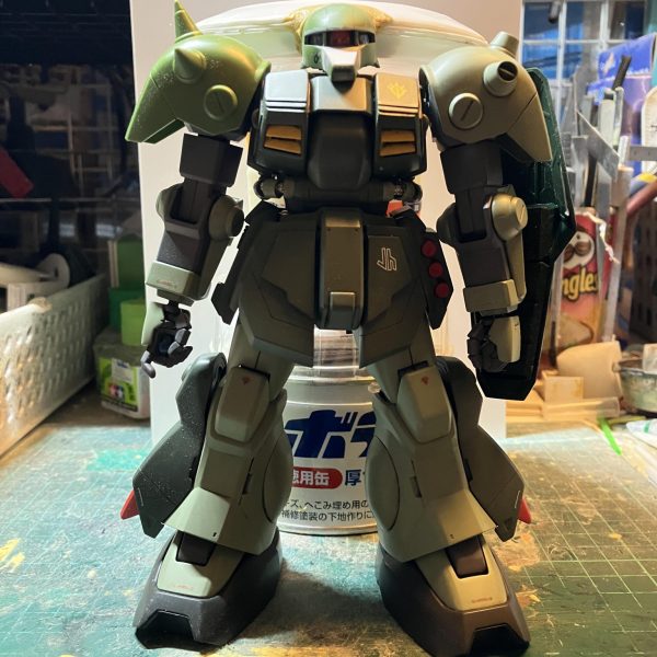 MG アイザック製作3日目重たかったUFOをバキュームフォームして、ペラペラに近いくらいになりました〜強度を上げるため2枚重ね、上下に挟む合わせ目の箇所も設置面を増やすため2ミリ厚くそれでも原型よりも1/3くらいの重さになりました♪╰(*´︶`*)╯♡全部仕上がった時、原型の半分くらいになってれば良いなぁ〜そして、頭部と合体するため現物合わせでカットし隙間はパテで埋めましたあとは硬化するまで待機です♪（2枚目）