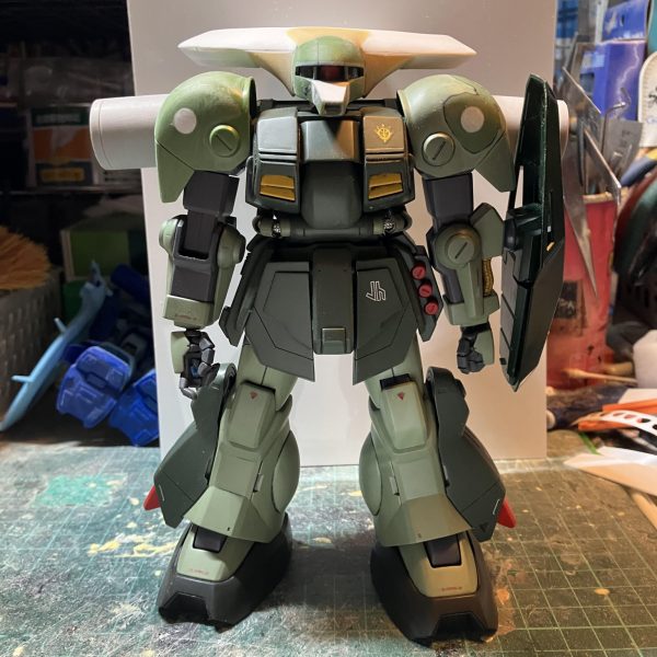 MG アイザック製作5日目レドーム裏のモノアイレールの造作をしました0.5ミリプラ板をコンパスカッターを使い1枚もので仕上げました〜╰(*´︶`*)╯♡サイズを計算したり現物合わせで加工したからと、バキュームフォームをしたから、エッジが丸くなったからエッジを出し、これだけで4〜5時間くらい掛かってしまいました頭部のパテが固まったから成形しました♪これでバックパックのカメラポットの高さが出ます （2枚目）