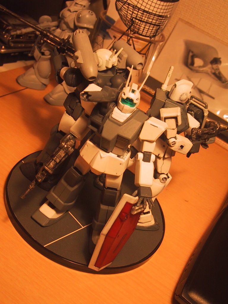 改修前、初回竣工時のお姿。画像データを紐解くと2004年のもの。改修前のジムキャノンを撮影した画像ですが、今回のジムが後ろに映り込んでおります。残念ながら正面からの画像は残っておりませんが、当時はホワイトディンゴ仕様というよりはグレー系のロービジカラーで仕上げられていたので、今回の改修に際し、改めてホワイトディンゴ仕様として仕上げました。20年越しのホワイトディンゴ隊再編成です。