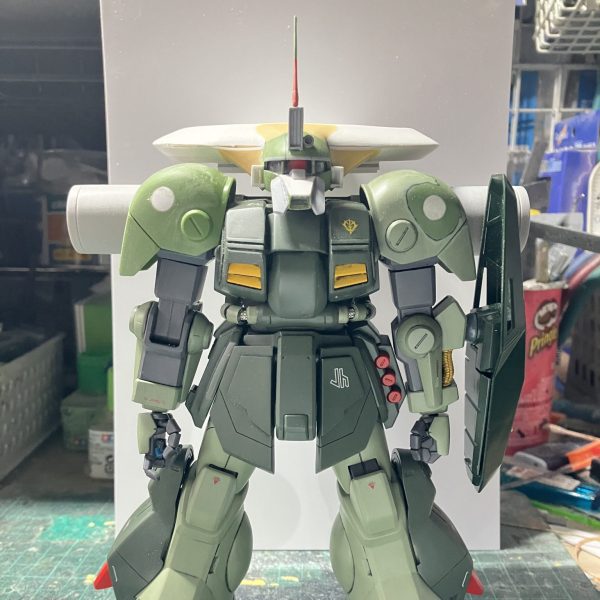 MG アイザック製作6〜7日目頭部のディテールアップとバックパックのディテールアップしました♪バックパックが支えになっているから重たい頭部が後ろに下がらなくなりました接着したパーツを乾かしている間、回転するレドームを作っていきます（＾ω＾）  （1枚目）