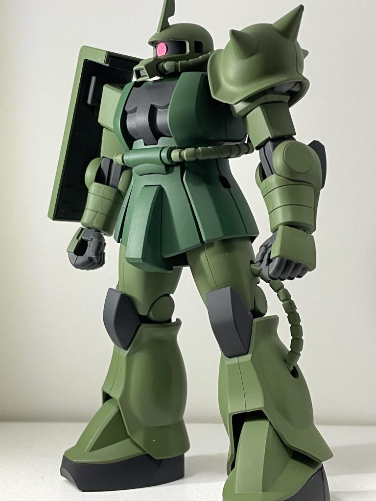 ネットにあったザクIIのプラモ画像を参考にしながら、それより落ち着いたトーンのカラーで塗っていきました。モノアイ部は元々は白いシールでしたが、ピンクに塗り替え。可もなく不可もなく、普通のザクIIになりました。