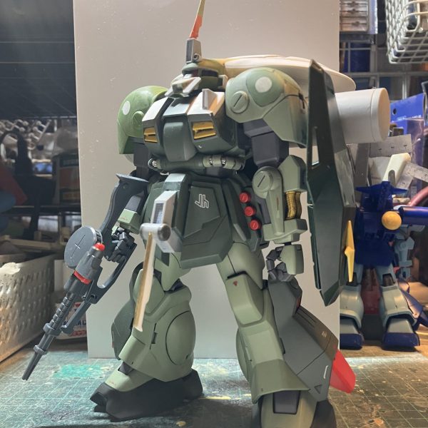 MG アイザック製作8〜9日目大まかな改造が終わりました╰(*´︶`*)╯♡胸のセンサー大型化、股間部のセンサー、レドームアイザックの武器と言えばザクマシンガンは欠かせないものです♪あとはバトオペ2のディテールを参考にしてスジボリとか各部のディテールアップしていきます(о´∀`о)現状だと膝関節が弱いので、仕上げ時にパーマネントマットバーニッシュを塗る予定です（1枚目）