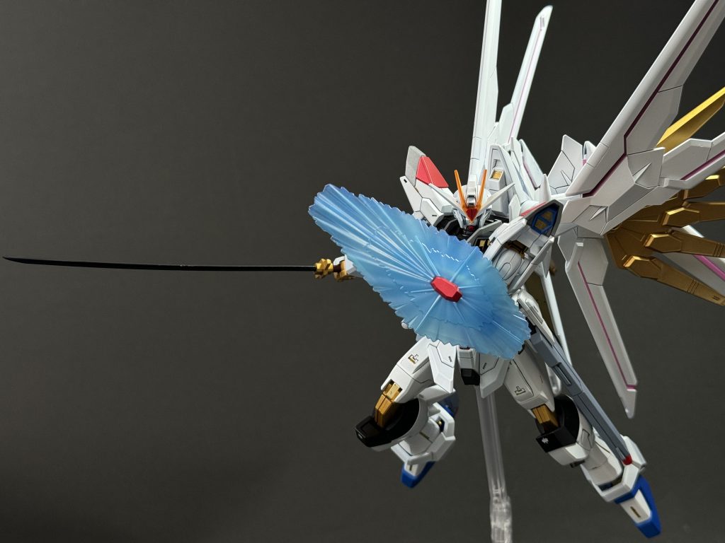 シールドを蛍光ブルーとクリアホワイトで塗装しています。