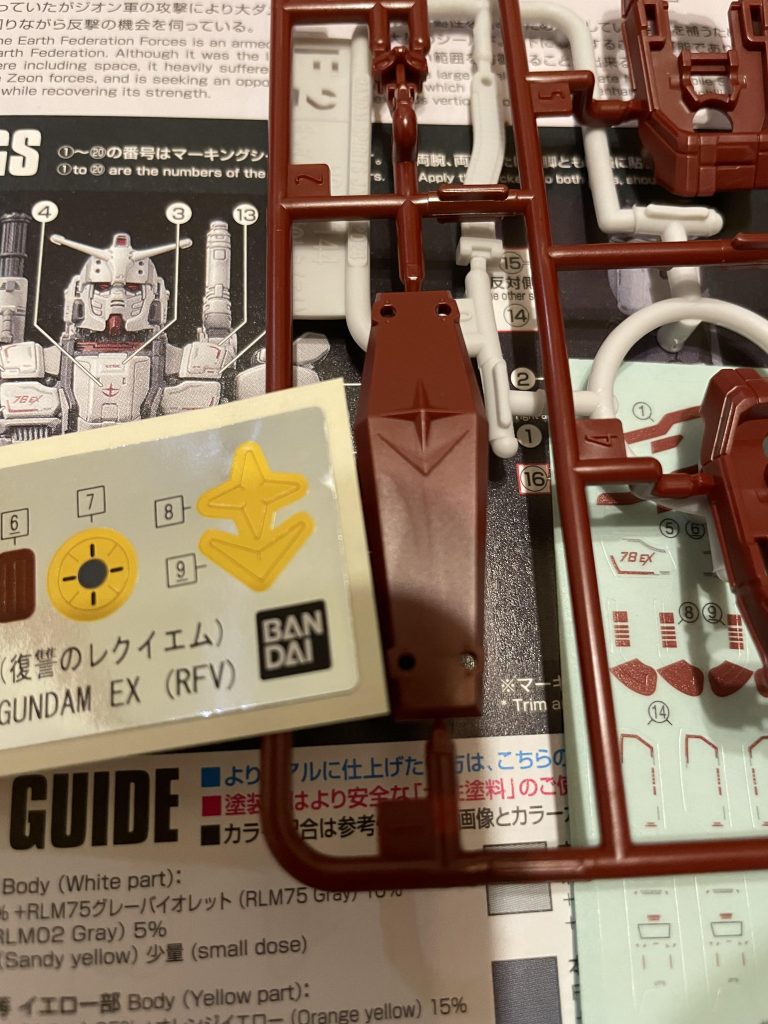 箱を開けてまず確認したことシールの確認……なんでシールドの紋章シールやねんクソがああああああああぁぁぁ!!!!と、許せなかったので金のペンで塗り塗りフキフキ (;・д・)⊃▧しときました💦😅まあどうせ色んなとこ金銀で塗ってるんで今更なんですけど😂