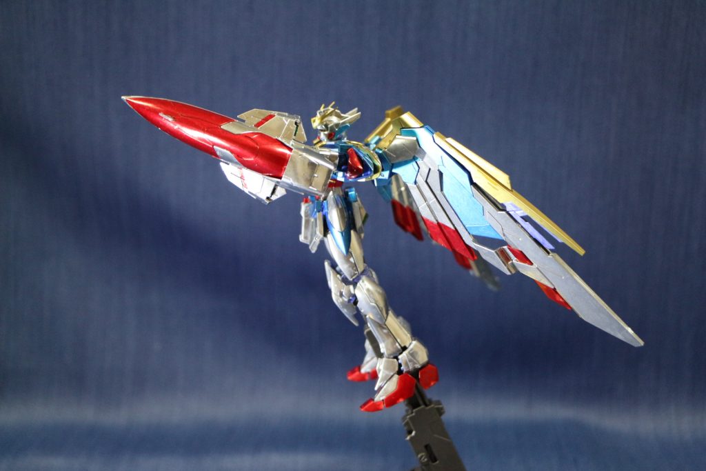 なんとなく、ウル〇ラマンに見える。