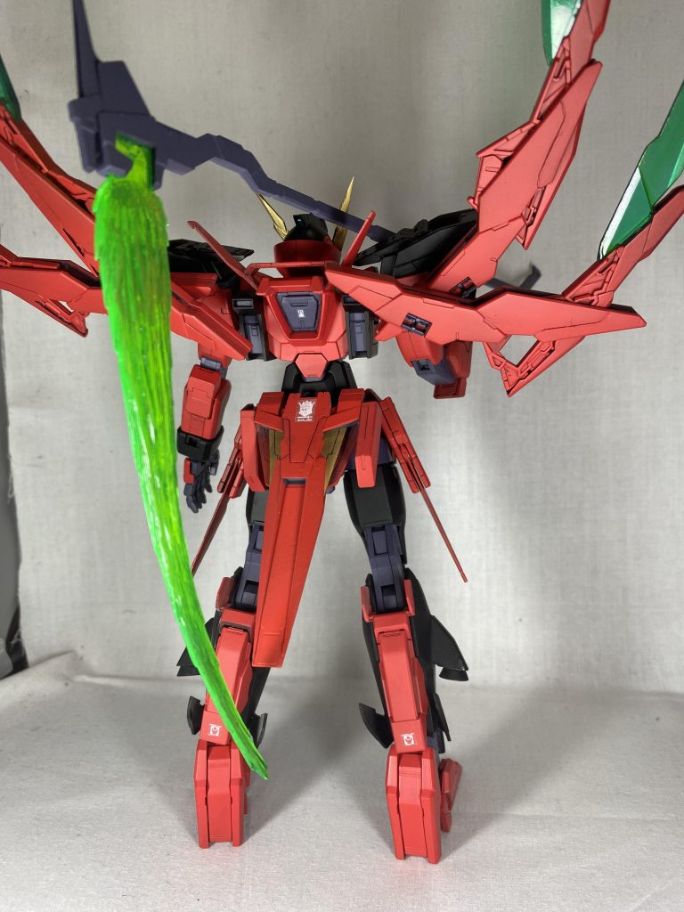 本来肩の前後にファンネルがついていましたが、ピンバイスでファンネルに穴を開けて肩の後ろにファンネルを集めました翼みたいになって結構気に入っています