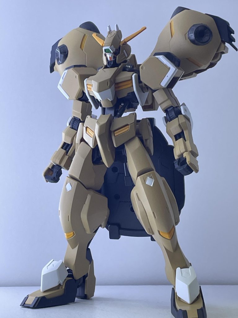 設定色よりも落ち着いたカラーで塗装。基本、パチ組みだとシールでの色分けが多いキットです。そのため、いくつかオルフェンズ系キットを組んでいますが、その中でも塗り分けに時間を要した印象。