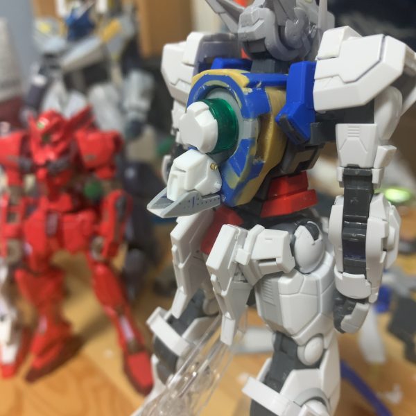 メタルビルドガンダムアストレアのスラスター展開ギミックを再現しました！スラスターを展開するとGNドライブが少しせり出します！1/144サイズなので難しかった！あとスラスター二つ作らなきゃいけないの地獄かな？（2枚目）