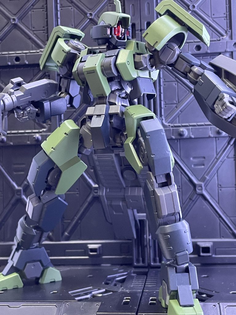 作り易く、塗り分けし易く普通にカッコいいキットです。鉄血系なので良く動くから、動かしていて楽しいキットでした。   ご観覧どうもありがとうございました。