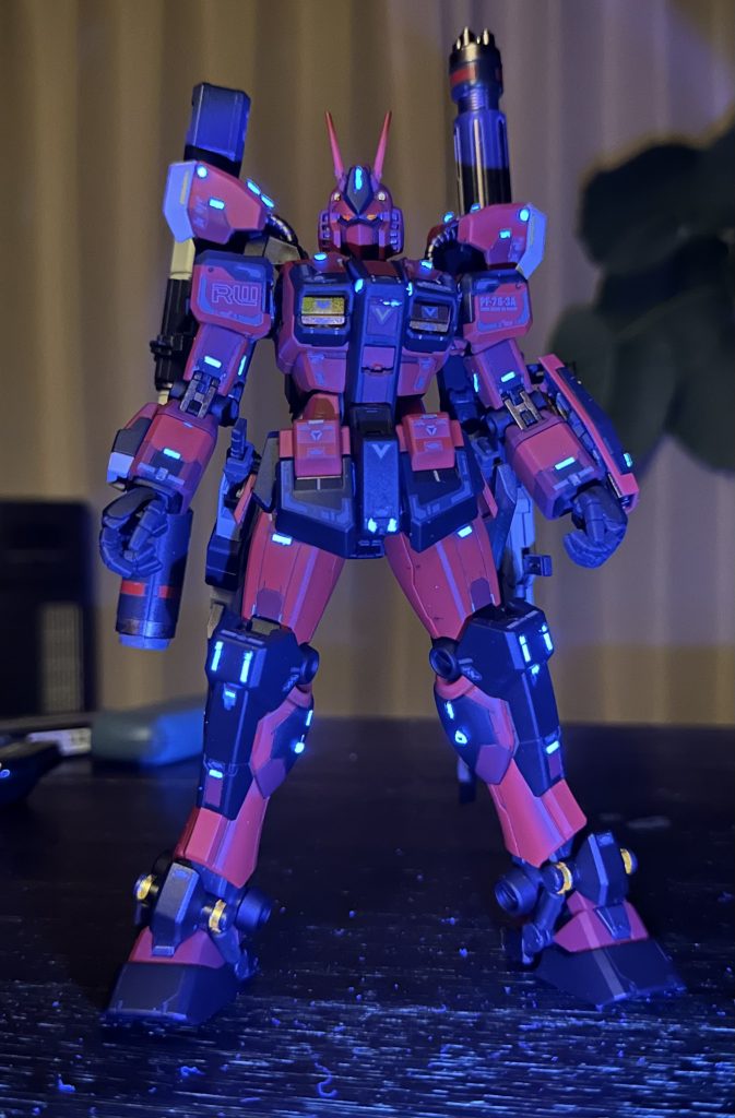 ブラックライトでの発光バージョンです。