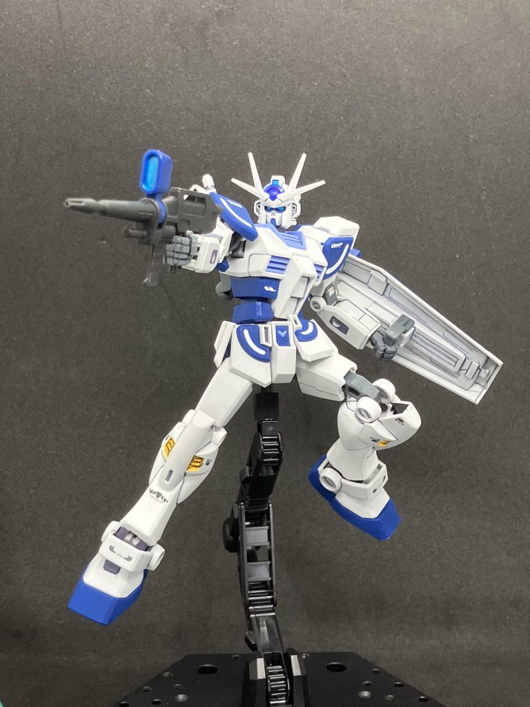 基本的にカラバリキットなのでベースのエントリーグレード ガンダムと同様に組みやすい構造。フロントスカートの干渉こそあれど可動は優秀です。 スネ、武器類の合わせ目を消しています。