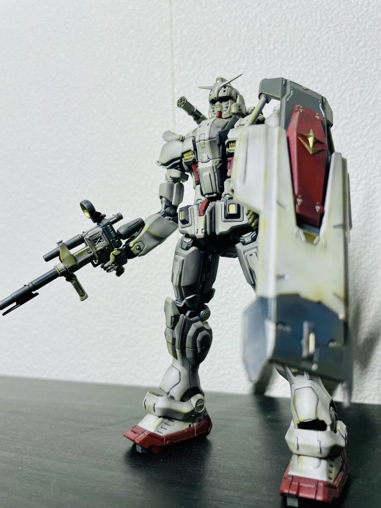 元々がアニメじゃなくCG映画のデザインが主体なので、HGとは思えないボリューム感!フレームを除けばパッと見RGと言っても過言では無い👍写真撮ってて残念だと思ったのは、つや消しトップコート吹いて撮影すると、表面の光が強くて汚した部分があまり目立たないこと😭そして赤錆の色が写真では黄色く見えることですね……ほんとうはもーちょいかっこいいんです(足掻き)