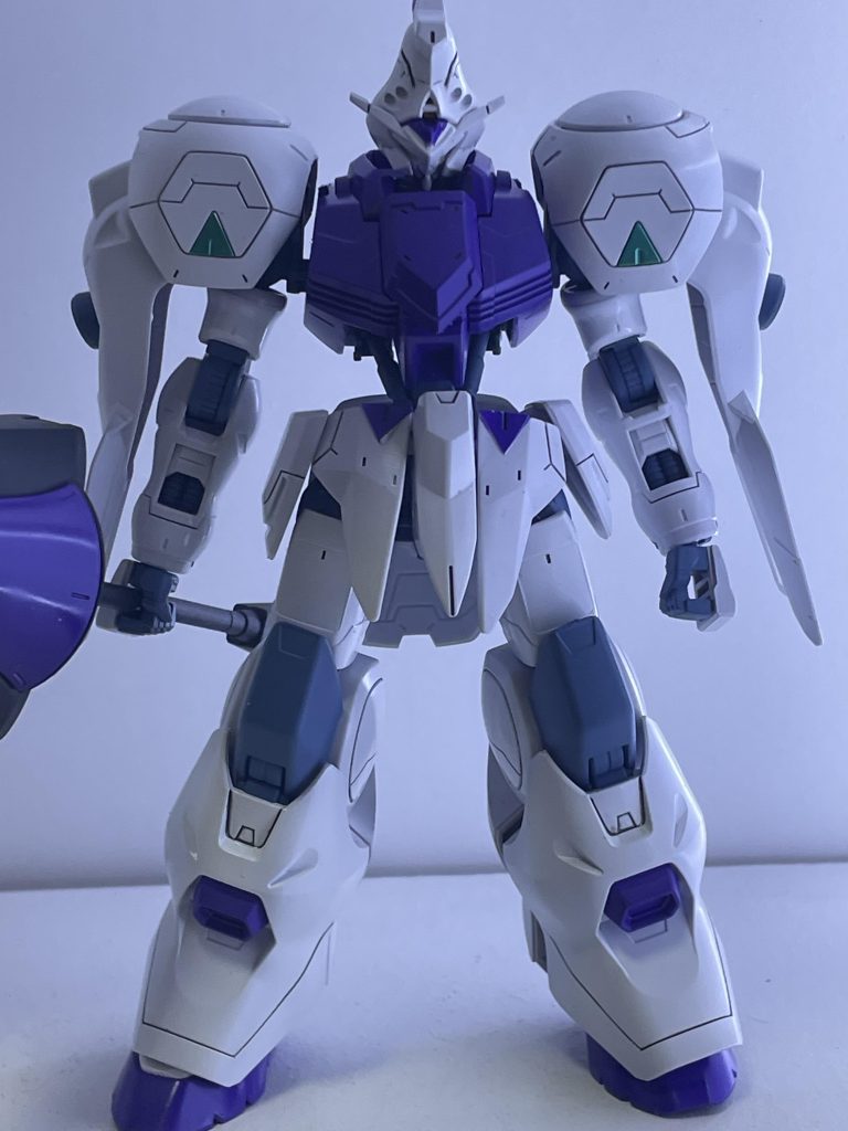 ガンダムフレームはミディアムブルーで塗装しています。