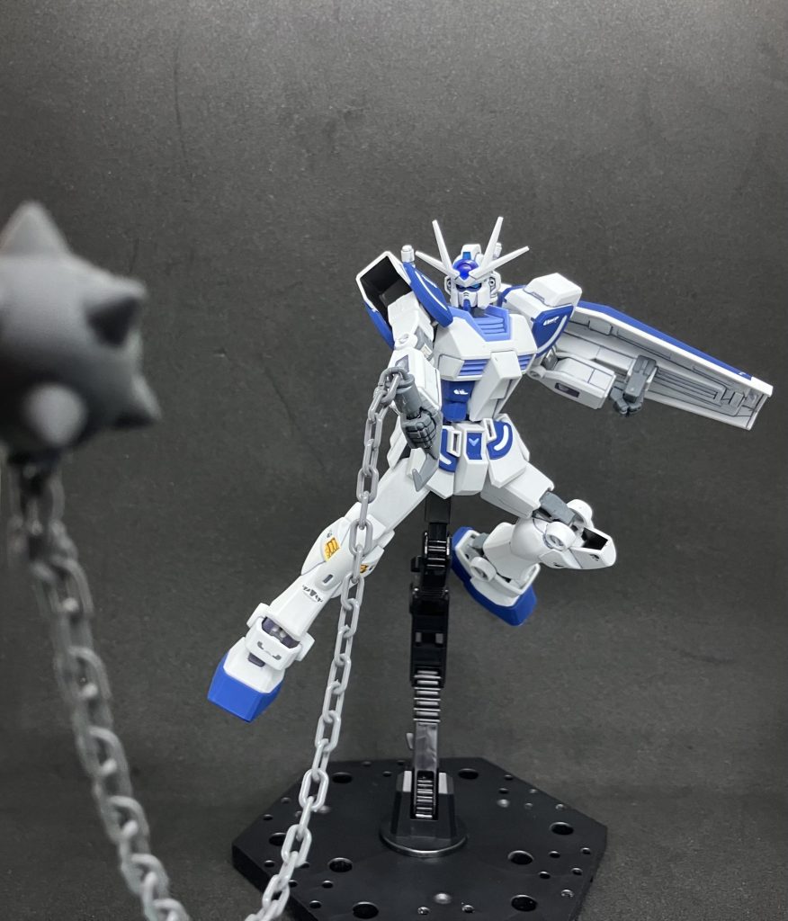 ガンダムハンマーの鎖は曲がった状態でポーズも決めやすいものでしたが、錨部分の着脱を繰り返すと破損しそうで怖かったので、カスタマイズマテリアルのプラ製チェーンに変更しました。