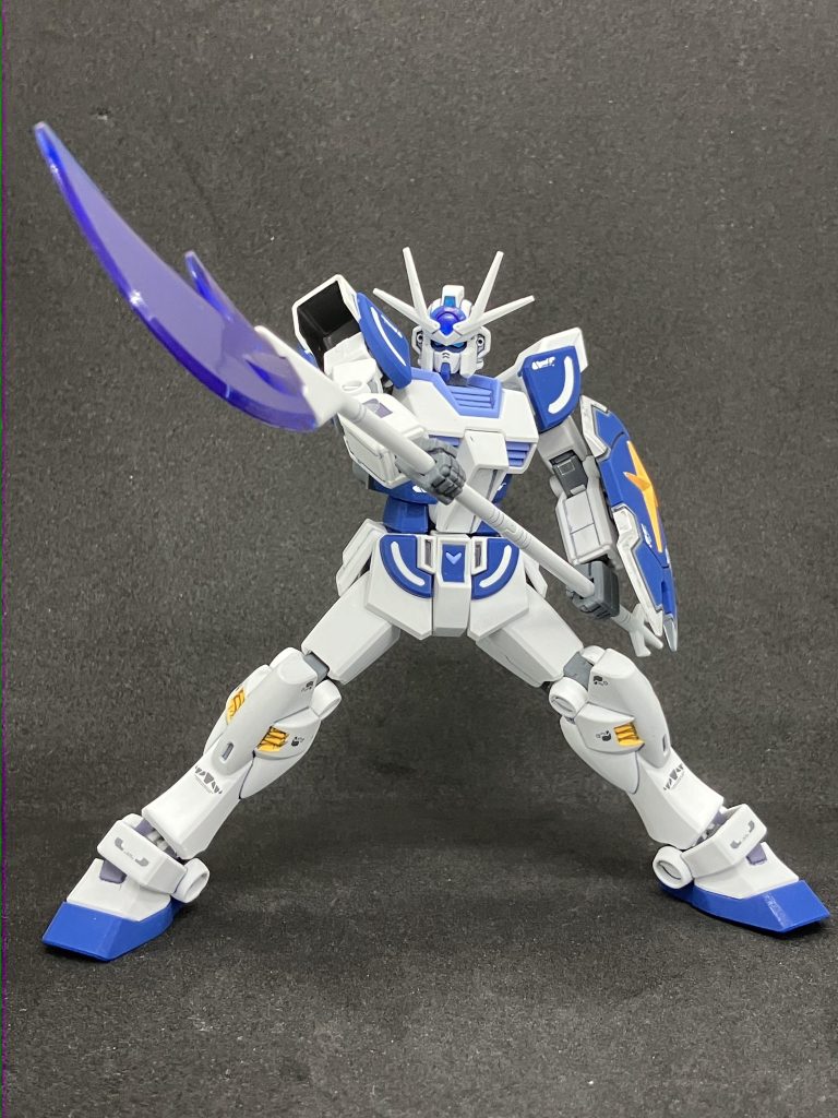 額のクリアパーツの色と合わせたためかビームラーナギナタの刃は蒼くなっています。