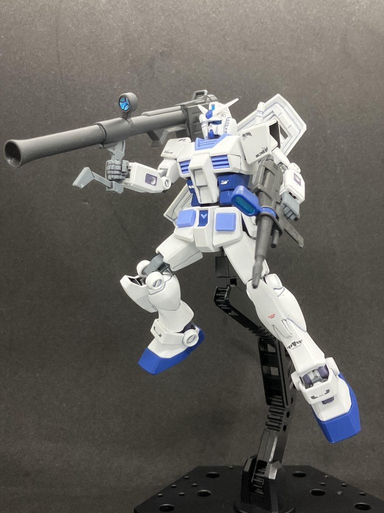 いわゆるガンダムベース限定カラーのガンダムと異なり、胸部が白いのでこれはこれでカッコいいですね。