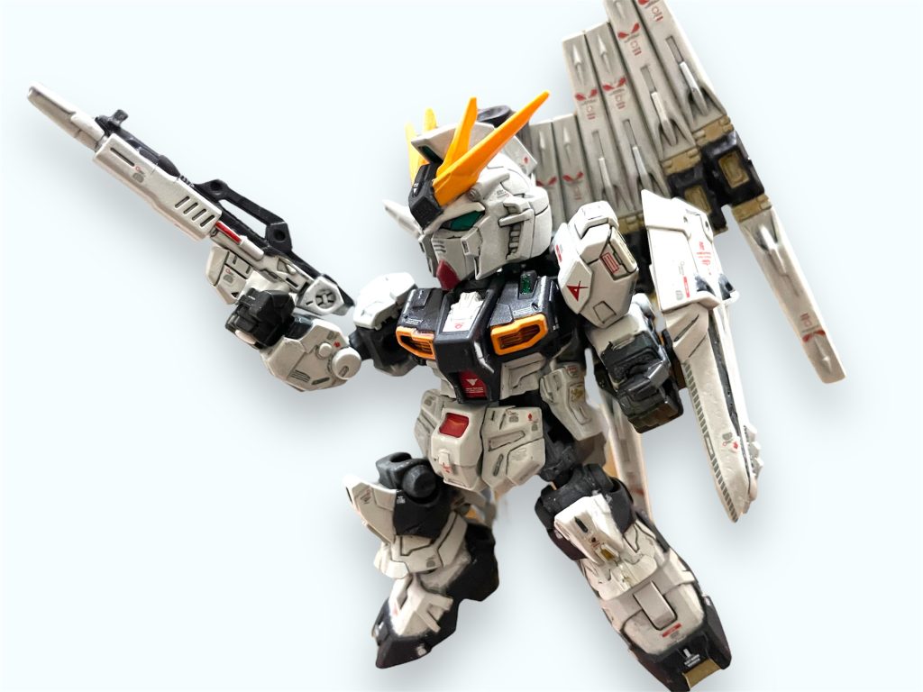 小さいけどνガンダムはやはりカッコ良い❗️フィンファンネルも塗り分けました😁